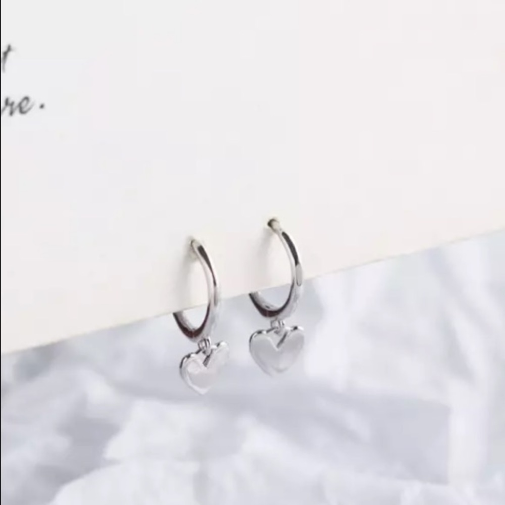 🤍Insta small heart hoop earrings - Picture 4 of 5